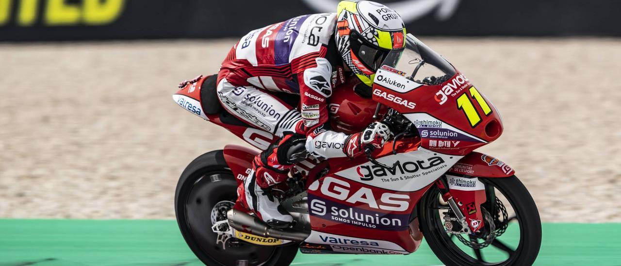 El burrianense Sergio García Dols, durante los entrenamientos de este viernes del GP de Qatar de Moto3.