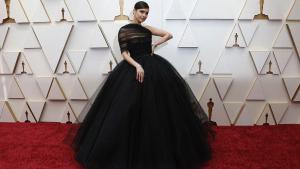 Sofia Carson, en la alfombra roja de los Oscars 2022.