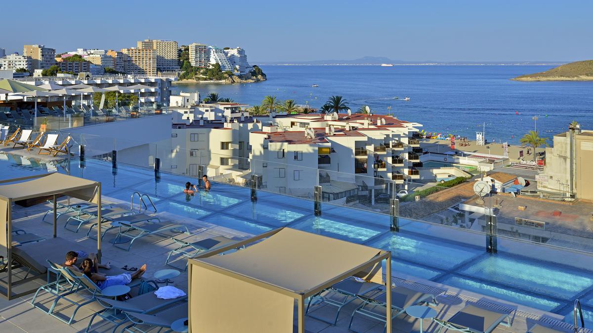 Relájate en el rooftop de Shallow Sun Club con piscina a 20 metros de altura y vistas al mar.