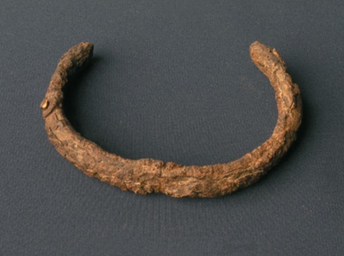 El brazalete abierto hecho con hierro de meteorito que los ladrones dejaron en Villena