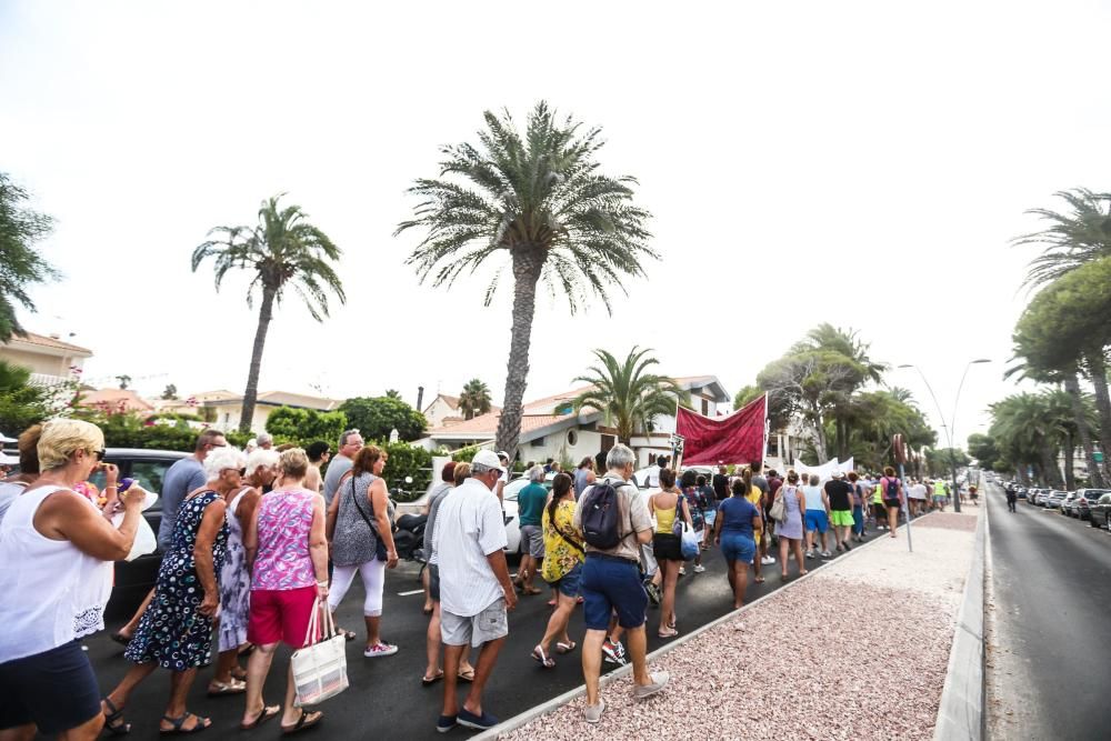 Manifestación en Orihuela Costa por su abandono