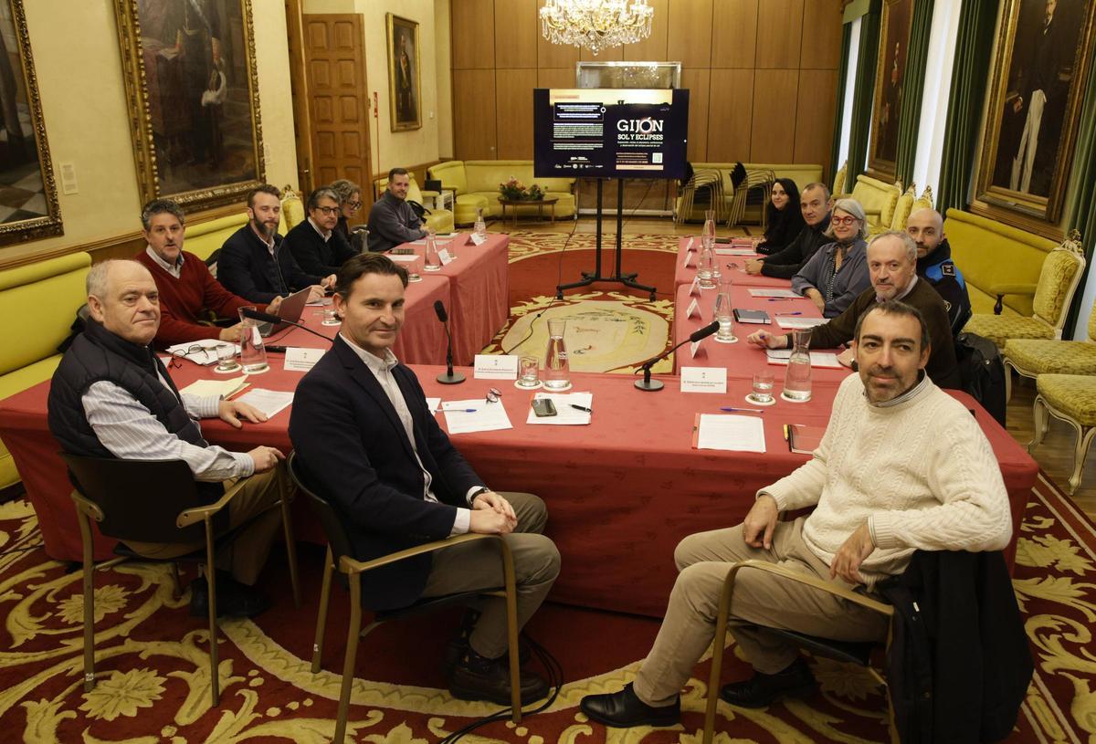Un momento de la reunión de este miércoles, presidida por el concejal Jorge González-Palacios.