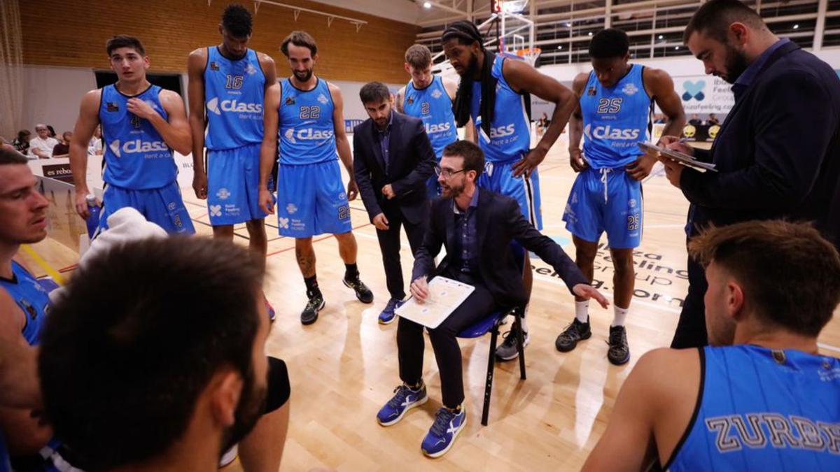 Carles Flores, técnico del Sant Antoni, en un tiempo muerto.