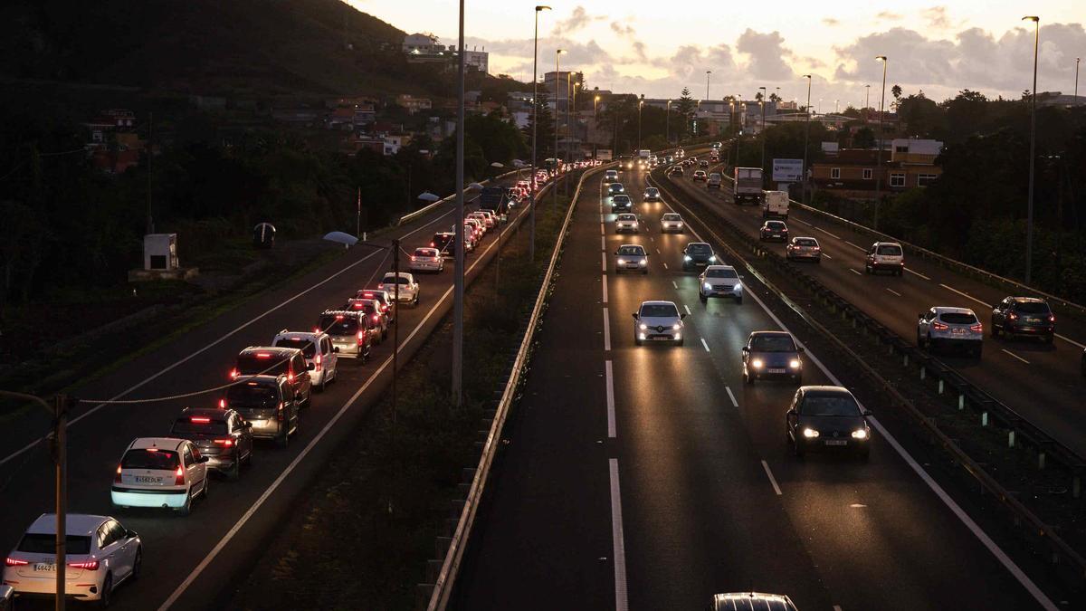 Fluidez en la TF-5 y colas en la vía paraea durnate las pruebas del año pasado en el enlace de Guamasa