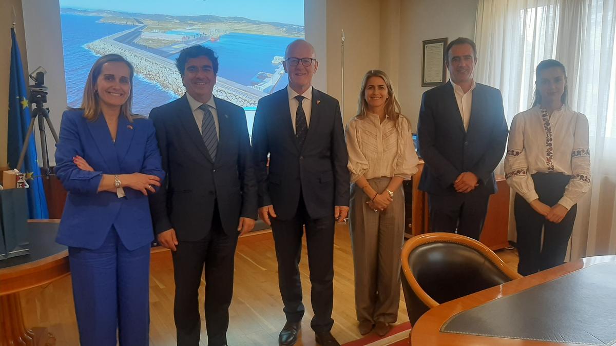 El embajador de Noruega conoce el potencial del puerto exterior de Langosteira