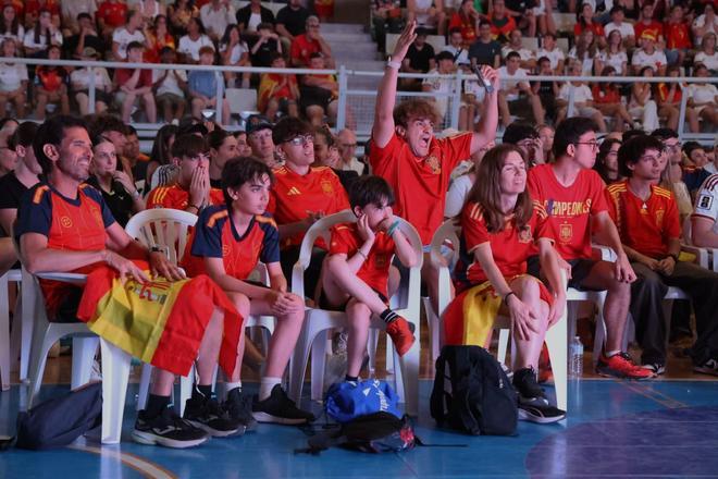 Más de 1.000 aficionados empujan a ‘La Roja’ desde el Centro de Tecnificación de Alicante
