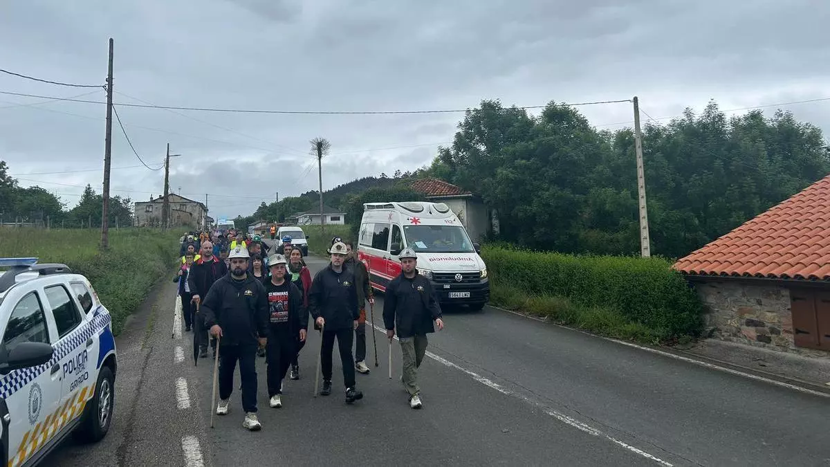 La marcha minera hacia Oviedo tira de orgullo y vence al cansancio en su llegada a Grado en la penúltima etapa: “Estamos muy animados y más altos de moral”