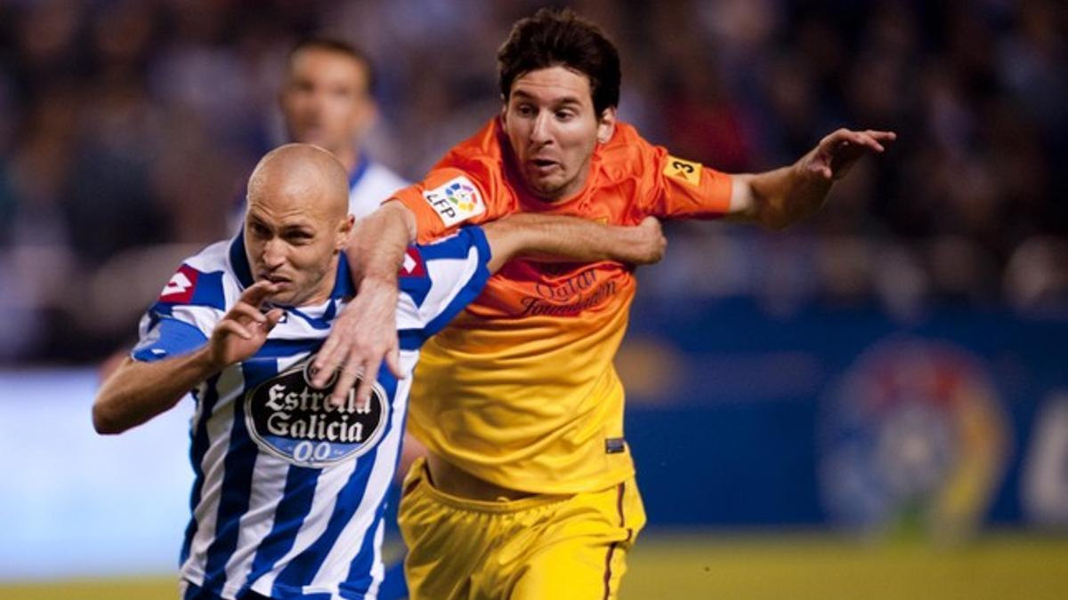 Messi lucha por un balón, anoche en Riazor.