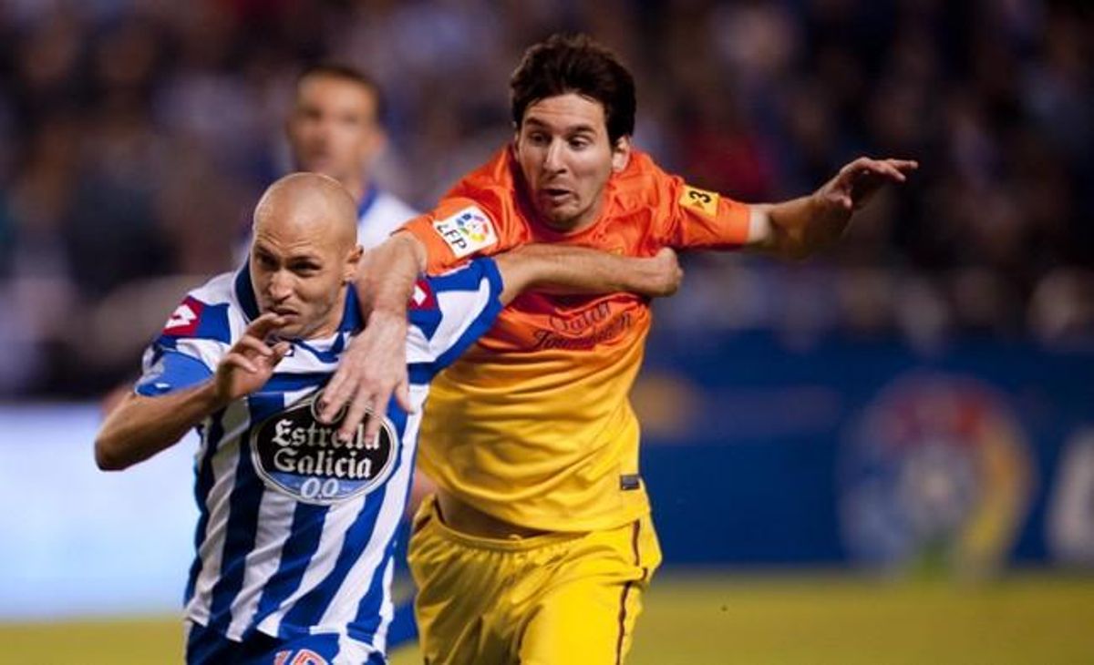 Messi lluita per una pilota, ahir a la nit a Riazor.
