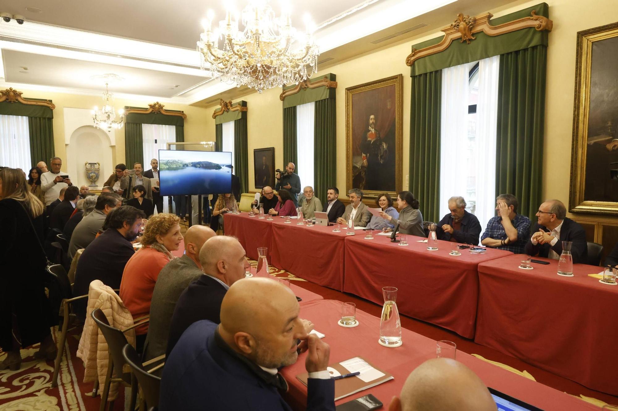 Así fue el tenso Consejo Social por Naval Gijón (en imágenes)