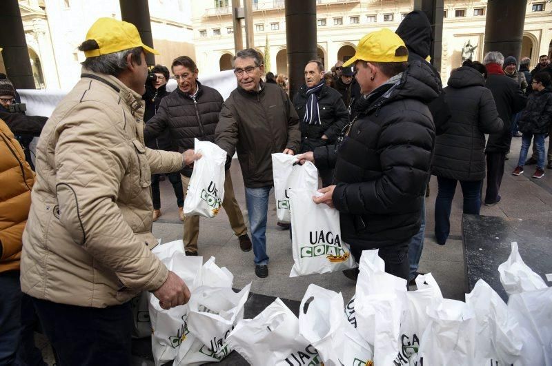 UAGA regala 1.000 kilos de fruta en la Plaza del Pilar para reclamar precios dignos