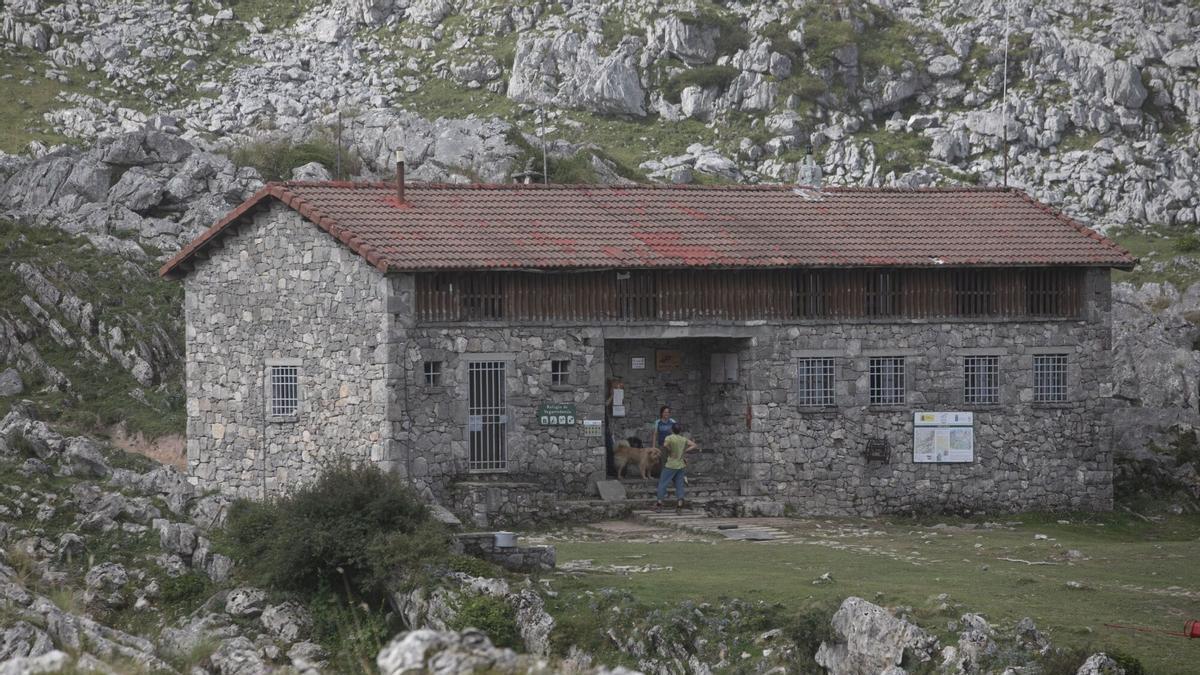 Refugio de Vegarredonda, en el que pasó la noche el herido.