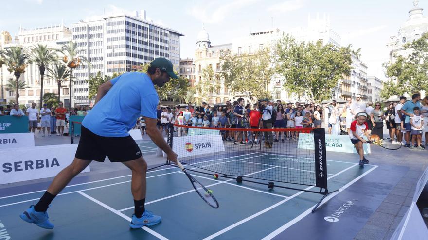 Los aficionados y los equipos ya disfrutan de la Copa Davis en València
