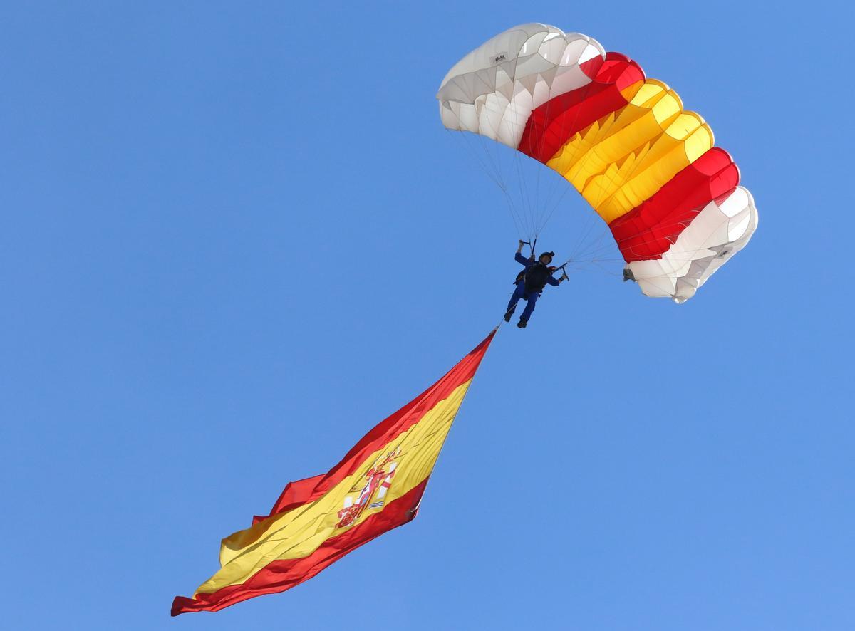 Un momento del salto de la paracaidista.