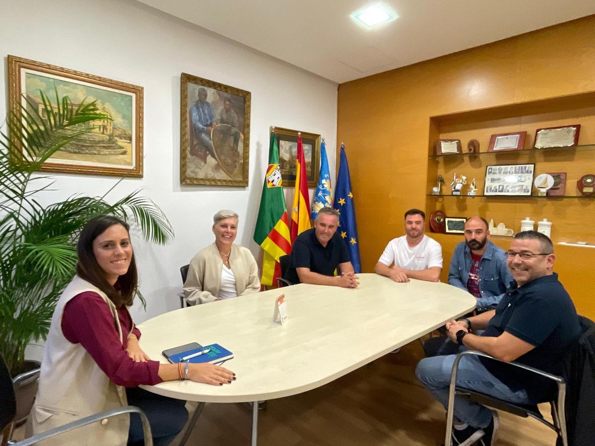 La teniente alcalde del Grau se reunió con la Comissió de Festes de Sant Pere.