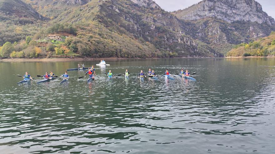 Los primeros piragüistas estrenan las aguas del embalse de Tanes: &quot;Es un lujo tener algo así&quot;