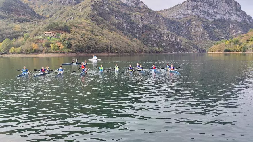 Los primeros piragüistas estrenan las aguas del embalse de Tanes: "Es un lujo tener algo así"
