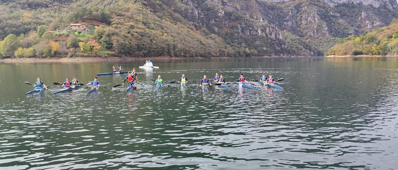 Los primeros piragüistas estrenan las aguas del embalse de Tanes: "Es un lujo tener algo así"