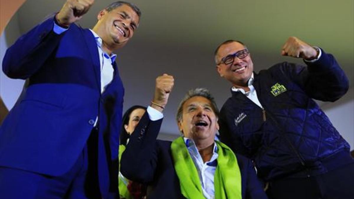 Lenín Moreno (centro) celebra junto al presidente saliente, Rafael Correa (izquierda), la victoria electoral, ayer.