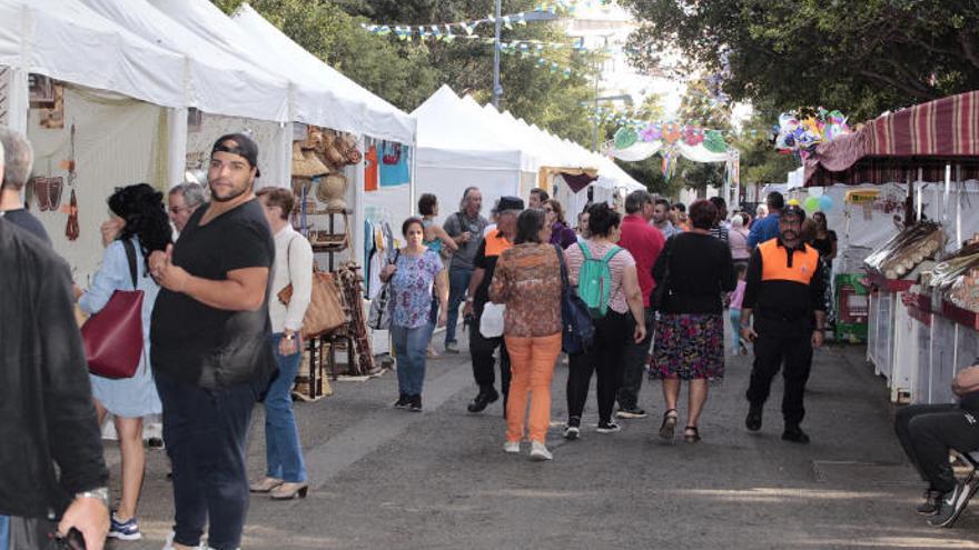 Paseo de la artesanía y puestos de dulcería y flores y plantas en Santa Cruz. 