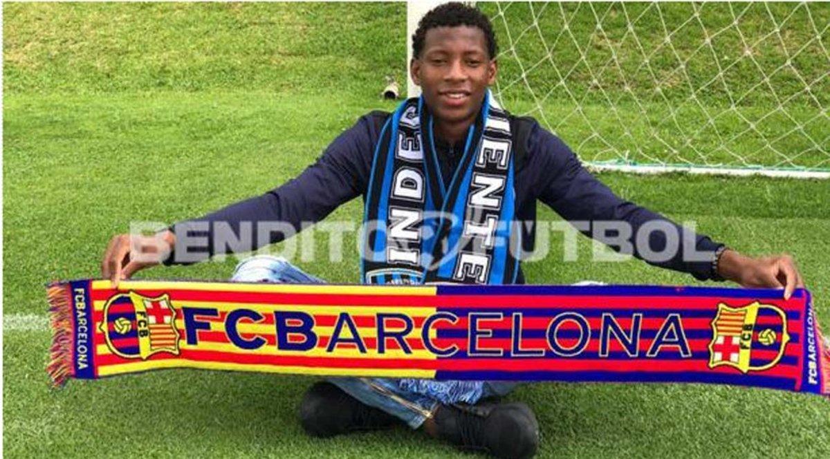 Gonzalo Plata posa con la bufanda del FC Barcelona