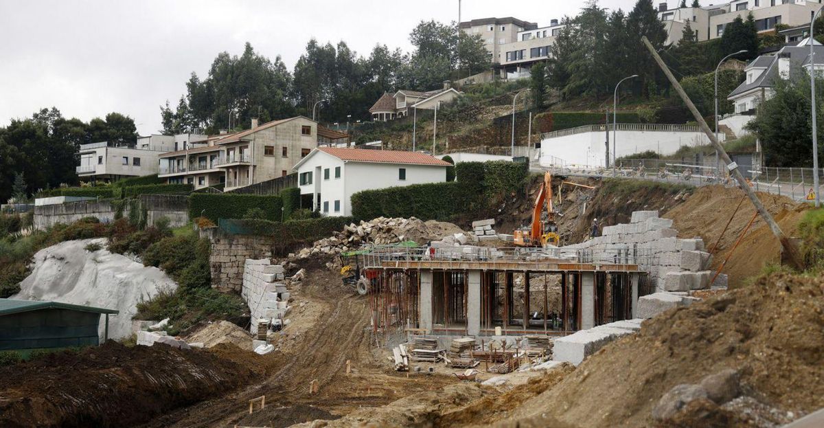La calle afectada por desplazamientos de tierra, vallada y señalizada por la Policía Local. | // GUSTAVO SANTOS