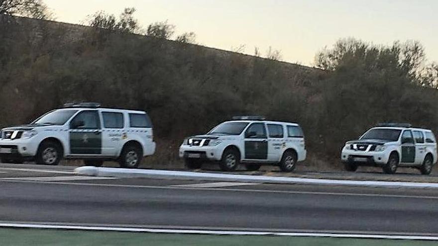 Tres vehículos de la operación de la Guardia Civil.