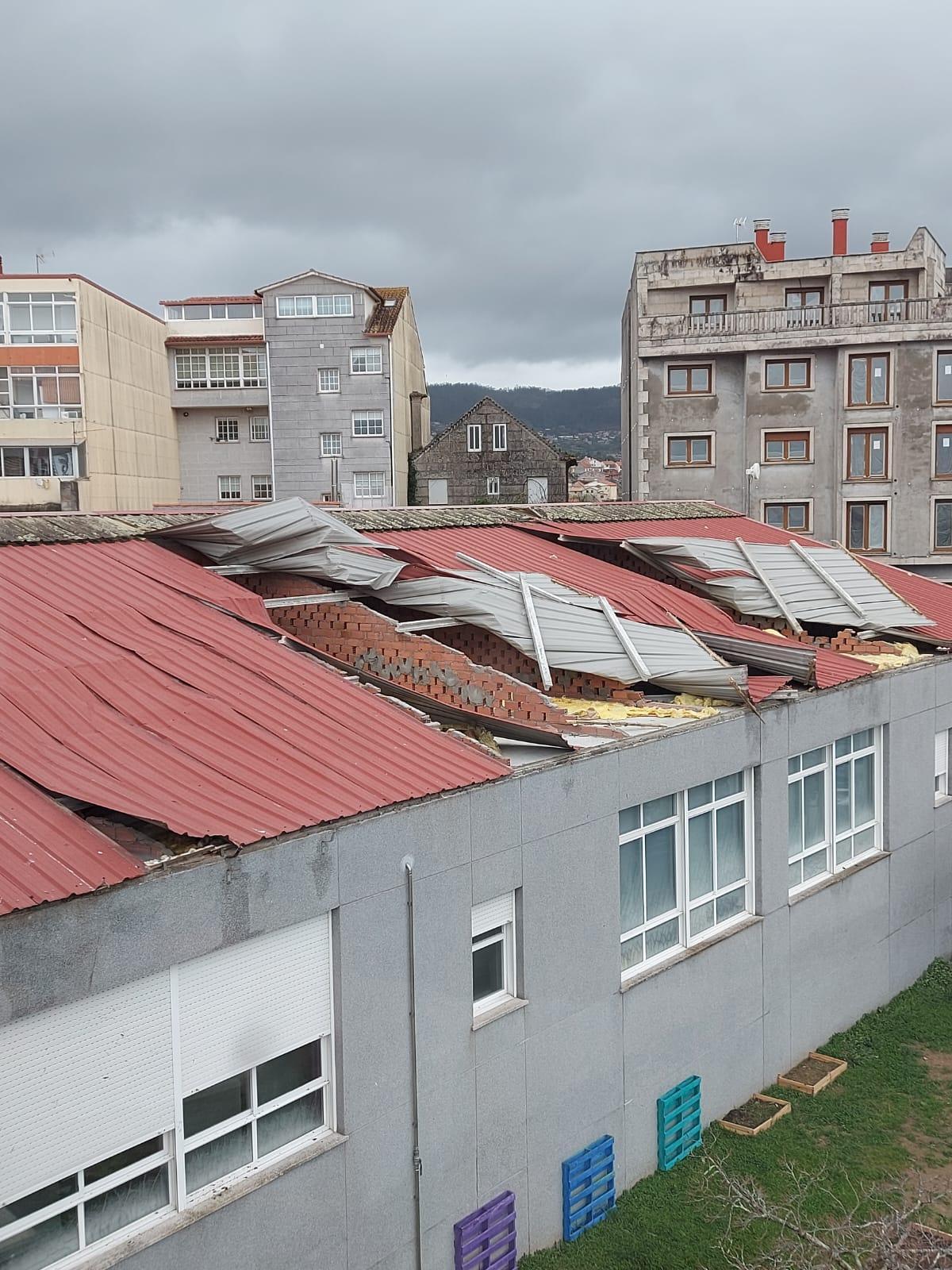 El tejado de la Escola Infantil de O Con, levantado.