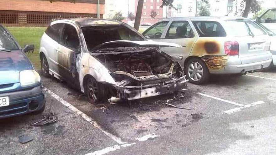 Los coches dañados por las llamas, en el aparcamiento.