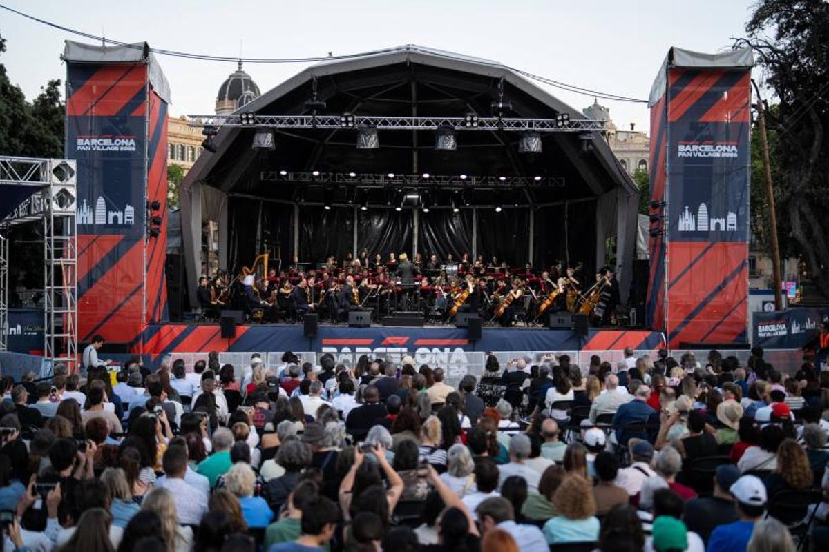 Marin Alsop dirige a la Philharmonia Orchestra de Londres y al Orfeó Català durante el concierto gratuito al aire libre celebrado en la Plaça de Catalunya con motivo del Año Gaudí