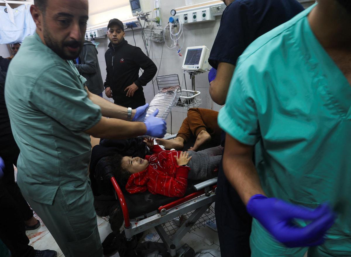 Desesperación y dolor en el hospital Nasser de Khan Younis tras bombardeos de Israel