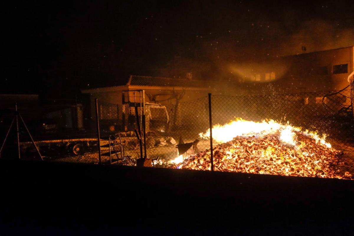 Un espectacular incendio calcina una fábrica de palets en La Marina.