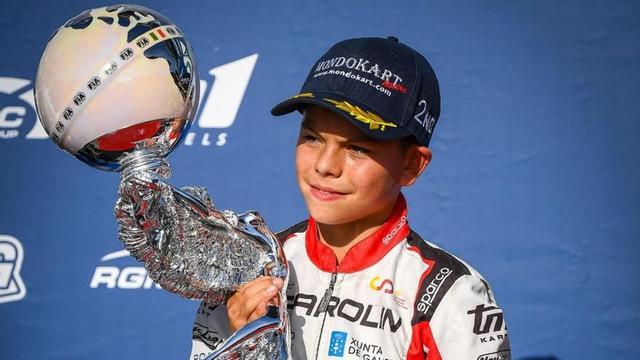 Costoya posa con su trofeo en el podio del Mundial.