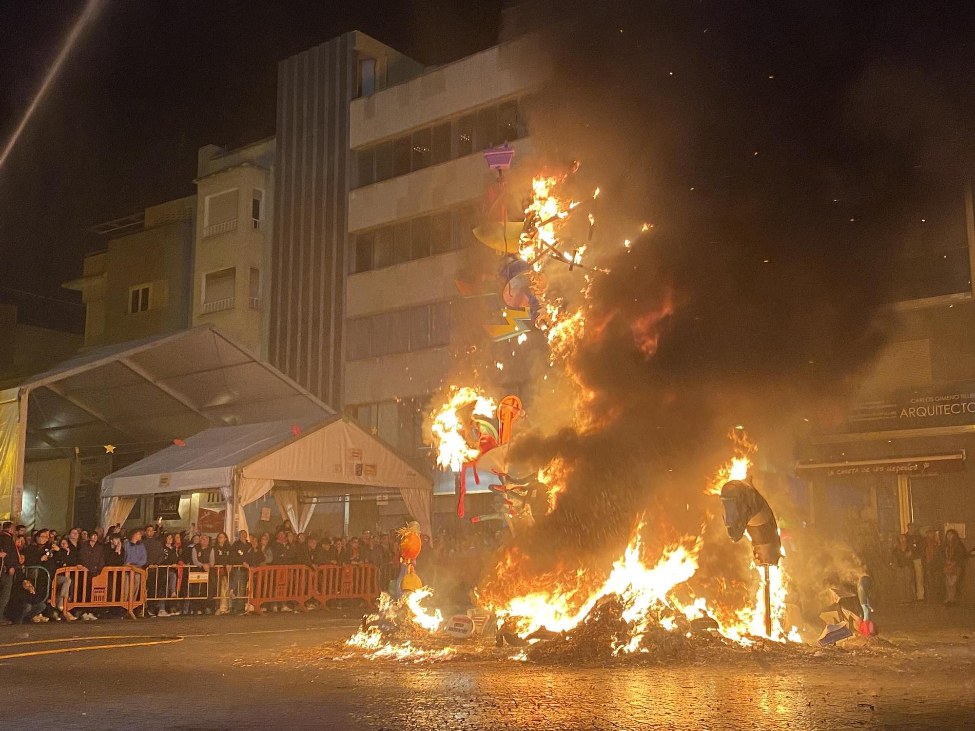 Galería I Fallas Benicarló: La comisión El Campanar cierra ciclo josefino con la &#039;cremà&#039;