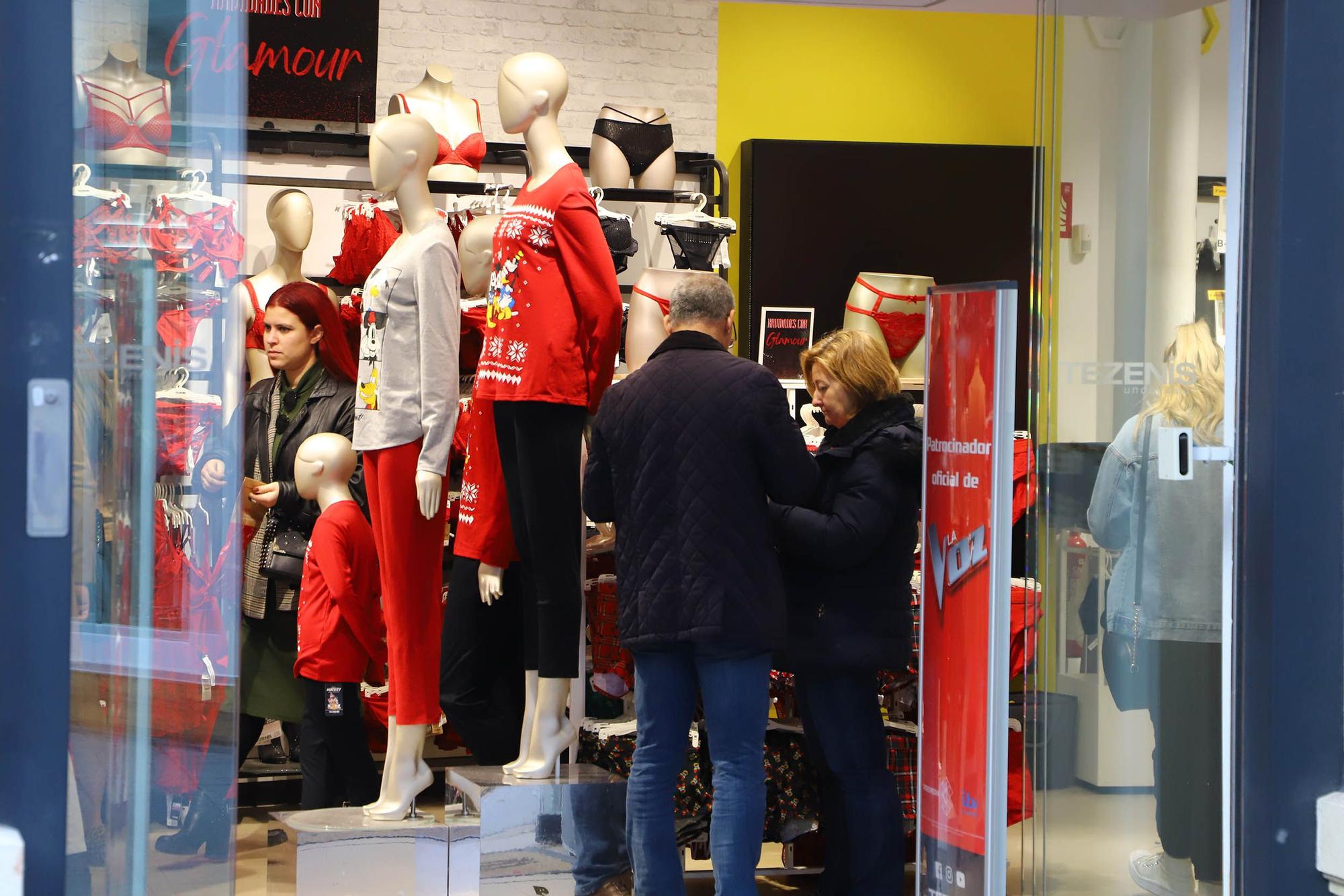 Colas y "mucha venta" en los comercios de Córdoba durante el festivo