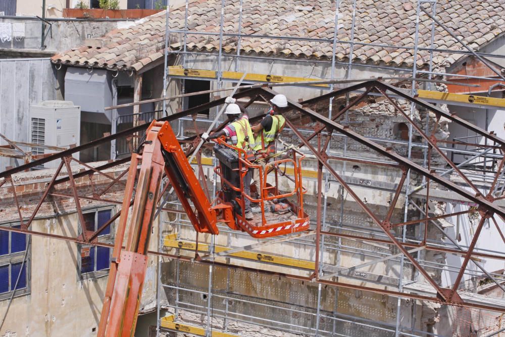 Desmunten el sostre de l'antic Cinema Modern de Girona