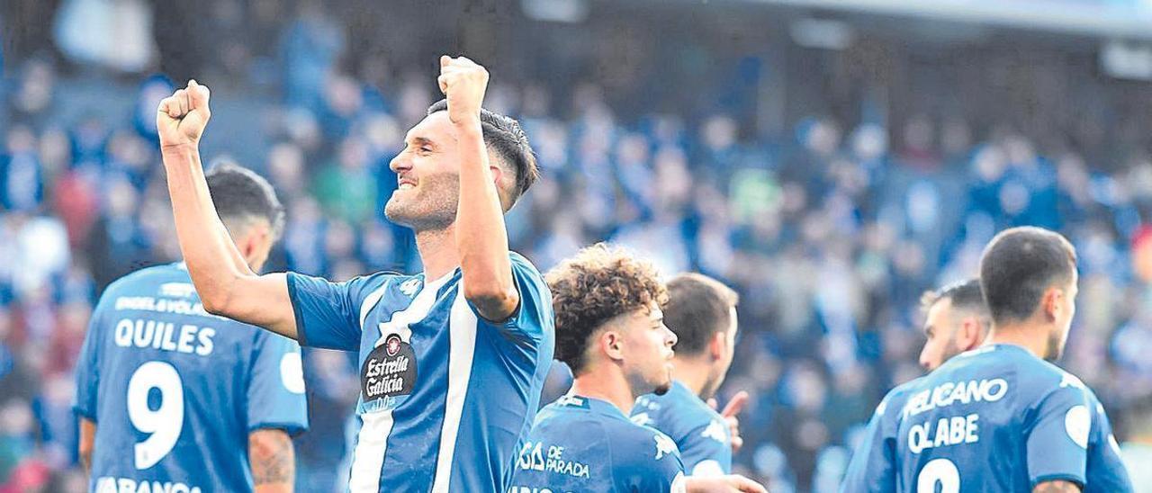 Lucas Pérez celebra uno de sus goles esta temporada en Riazor. |  // VÍCTOR ECHAVE