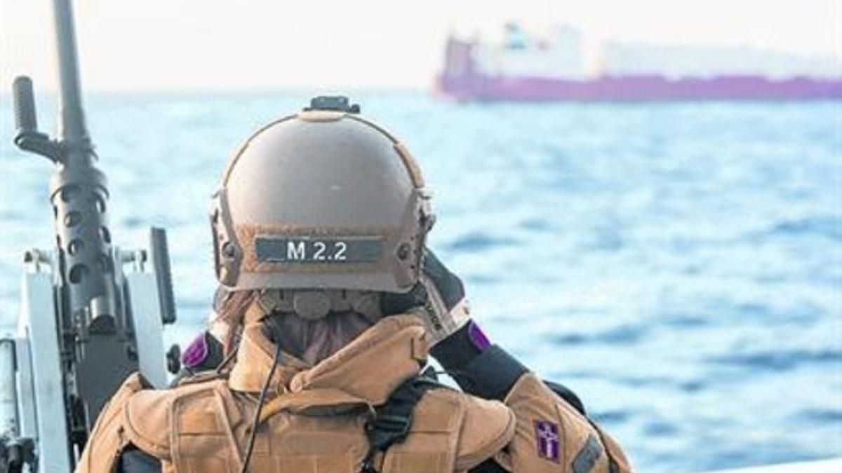 Un soldado noruego, durante unas maniobras para preparar el transporte actual de armas químicas sirias.