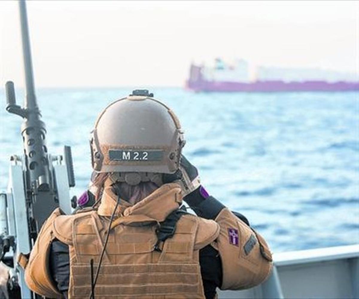 Un soldat noruec, durant unes maniobres per preparar el transport actual d’armes químiques sirianes. Un soldat noruec, durant unes maniobres per preparar el transport actual d’armes químiques sirianes.