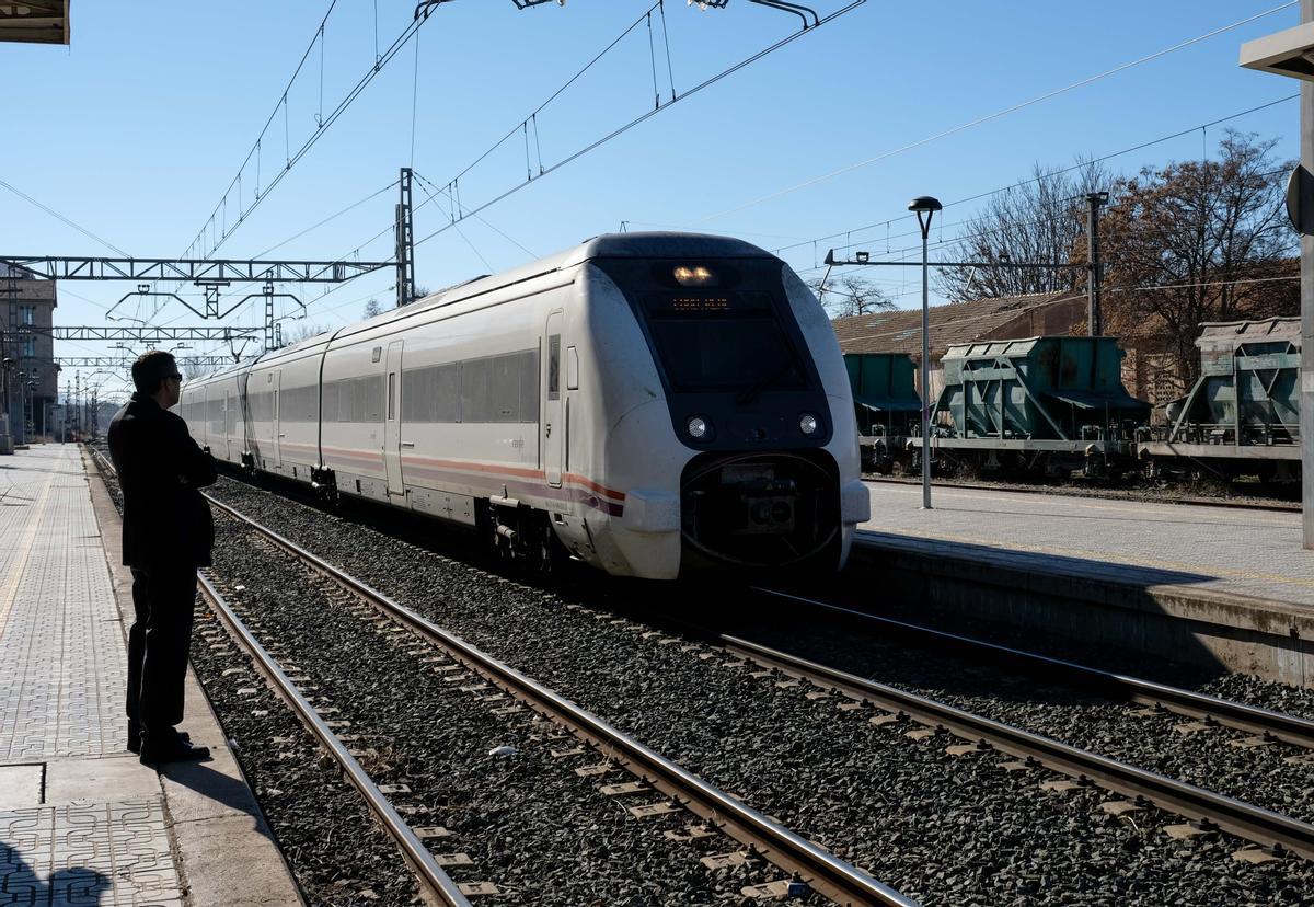 Un tren de media distancia llegando a la estación de Villena.