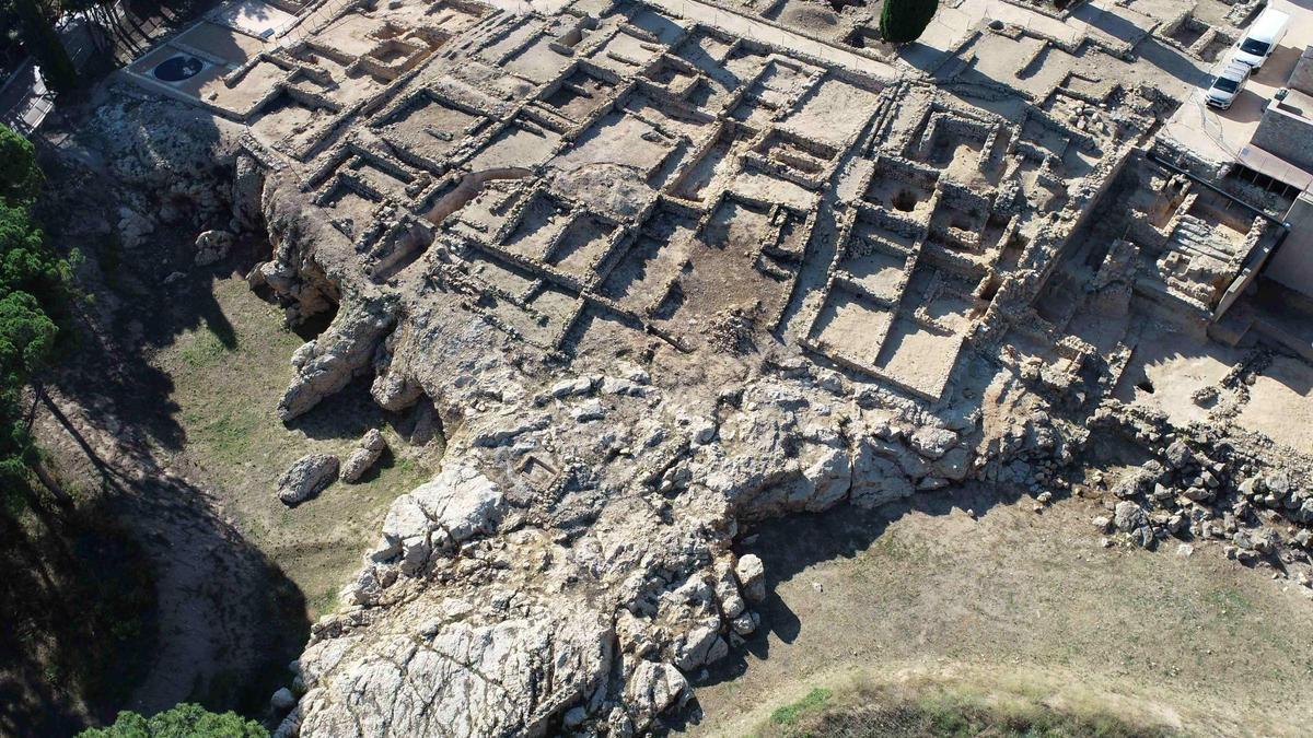 Una imatge aèria de les excavacions del sector nord de la ciutat grega d’Empòrion.