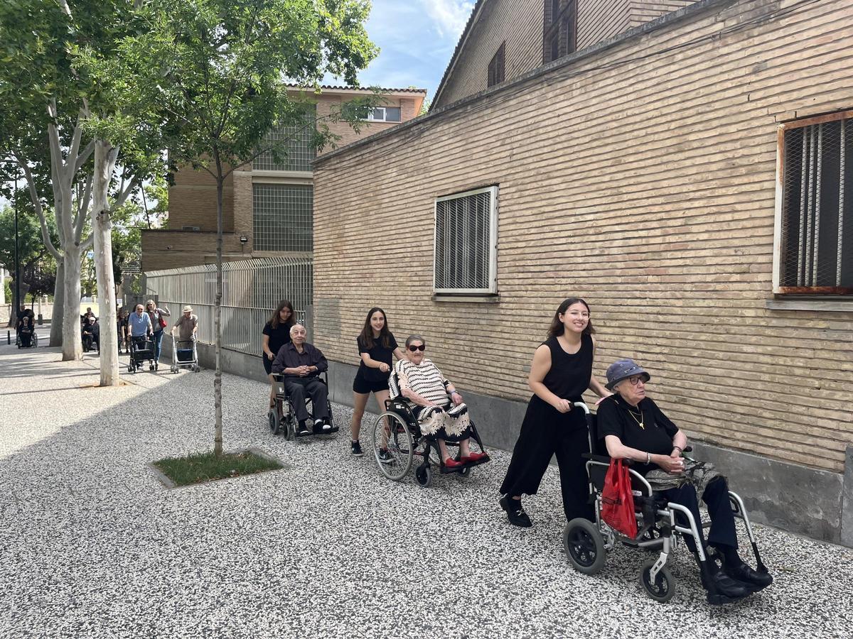 Traslado de los mayores al instituto para la actuación el 18 de junio.