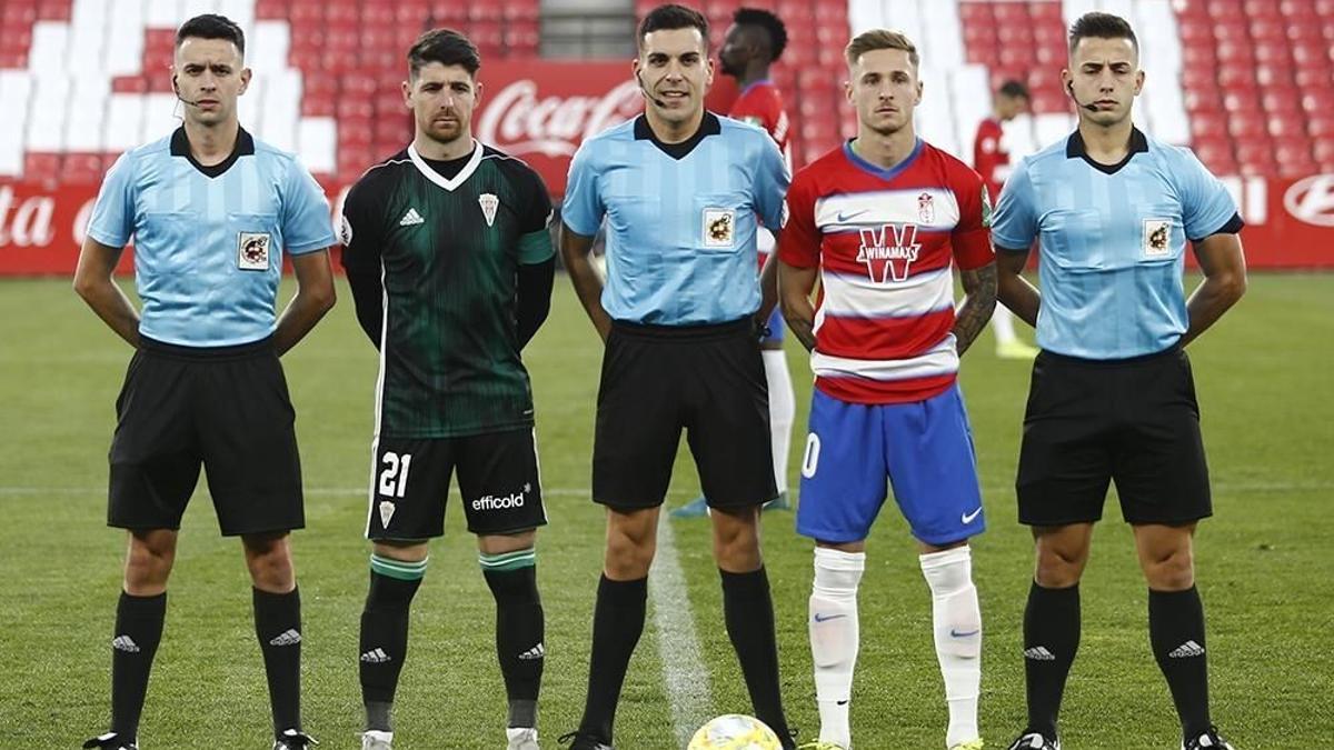 Sánchez Villalobos, en el centro de la imagen, durante el Granada B - Córdoba CF del curso 2019-2020.