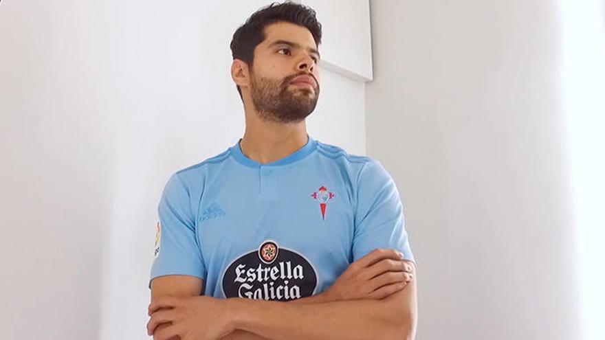 Néstor Araujo, con la nueva equipación del Celta. // RCCelta