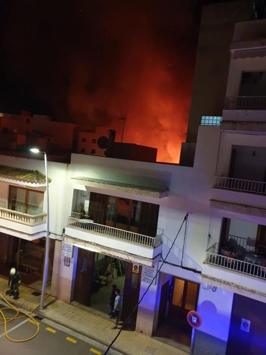 Voraz incendio en una carpintería en el Port de Pollença