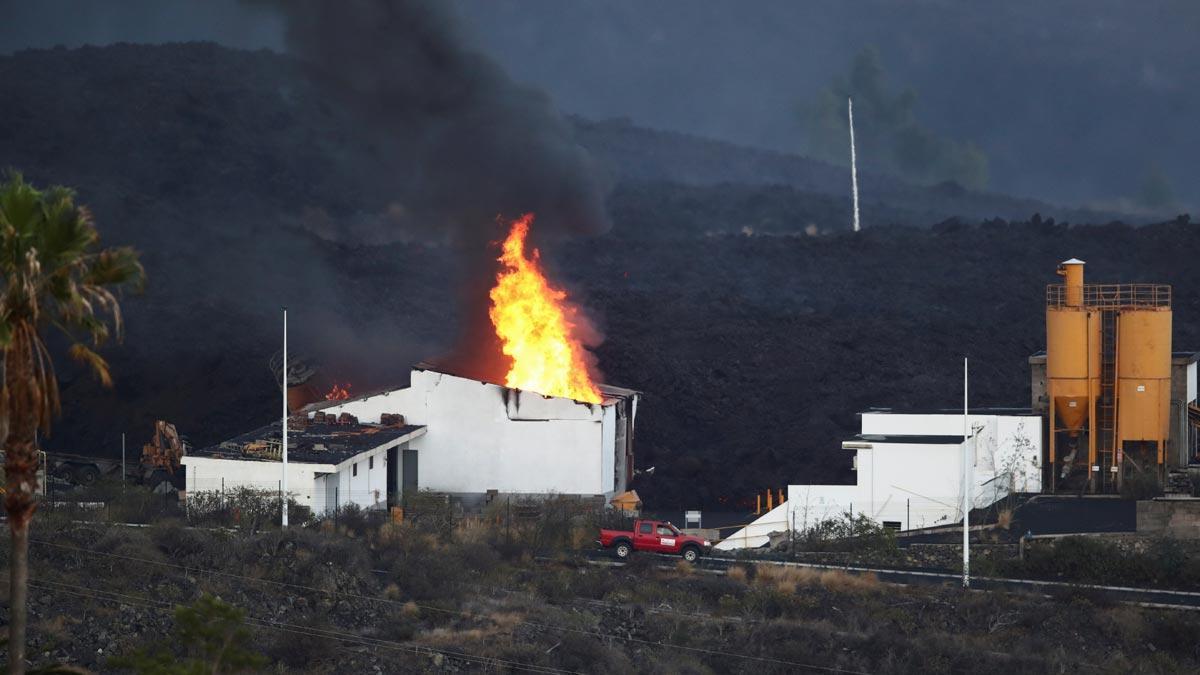 La colada nord del volcà de La Palma sepulta dos barris i està a punt de crear una nova ‘fajana’