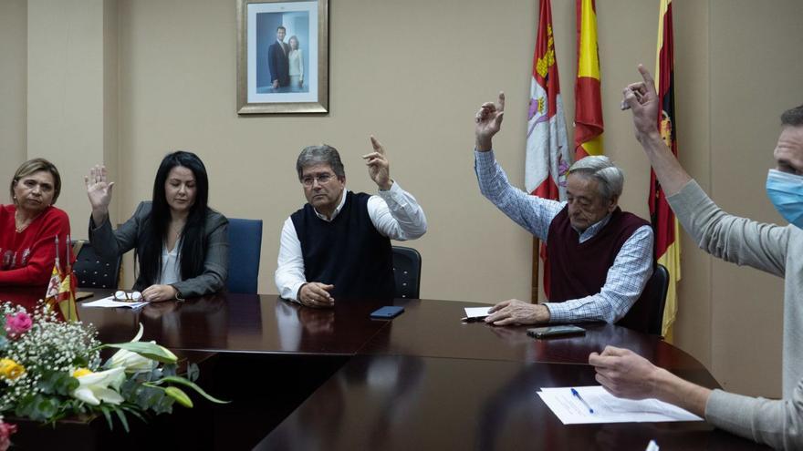 Sobre estas líneas los ediles socialistas y José María Ramos en el centro votando la elección de este último como alcalde. A la izquierda Francisco Requejo y la familia de Ramos entre el público. Debajo el portavoz del PP, Gaspar Corrales interviniendo en el pleno | |  JOSÉ LUIS FERNÁNDEZ