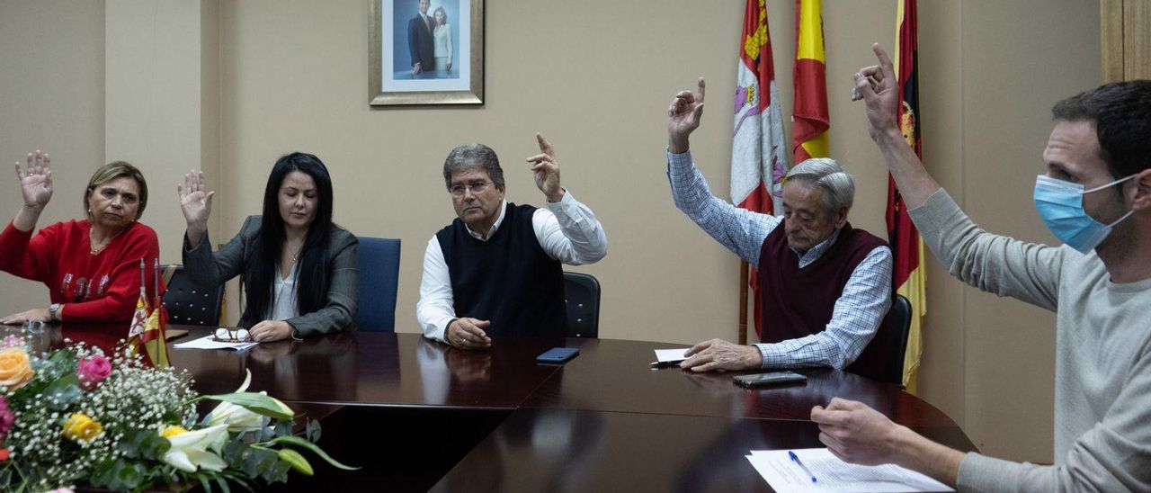 Sobre estas líneas los ediles socialistas y José María Ramos en el centro votando la elección de este último como alcalde. A la izquierda Francisco Requejo y la familia de Ramos entre el público. Debajo el portavoz del PP, Gaspar Corrales interviniendo en el pleno | |  JOSÉ LUIS FERNÁNDEZ