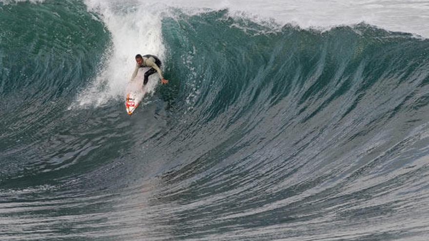 Un surfista, en plena acción disfrutando de las espectaculares olas herculinas