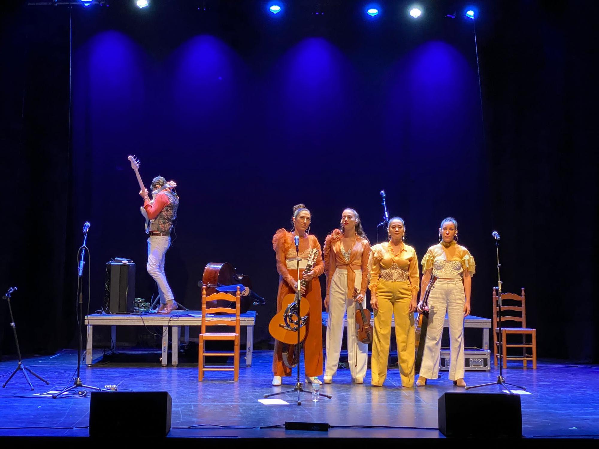 “Las Migas” revientan el auditorio de El Campello en su primer concierto tras recibir el premio Latin Grammy